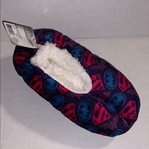 NWT Justice League Kids slippers size - M/L 13-4